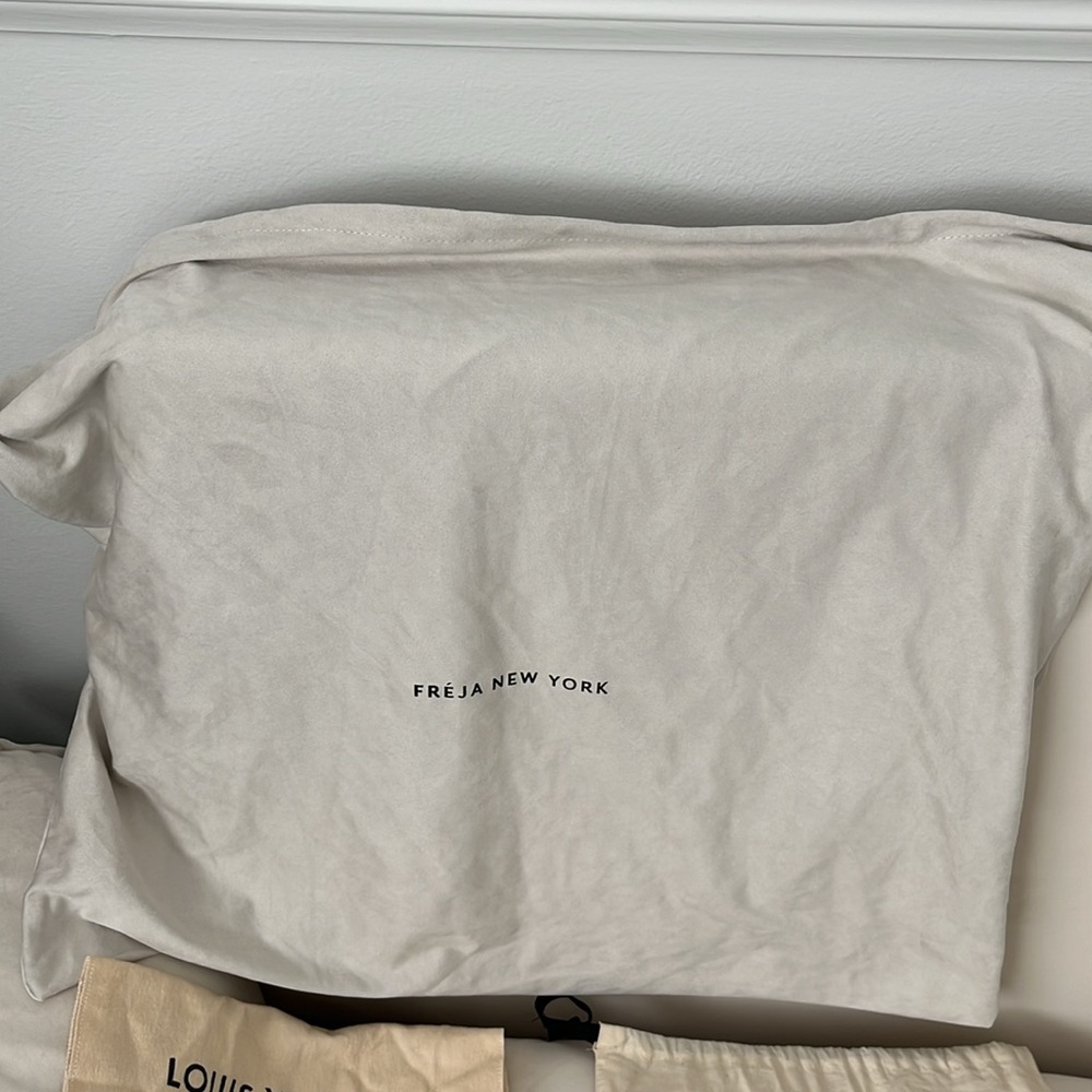 Designer dust bags and jewelry boxes including Gucci, Tiffany’s, Shinola, LV - Picture 5 of 5